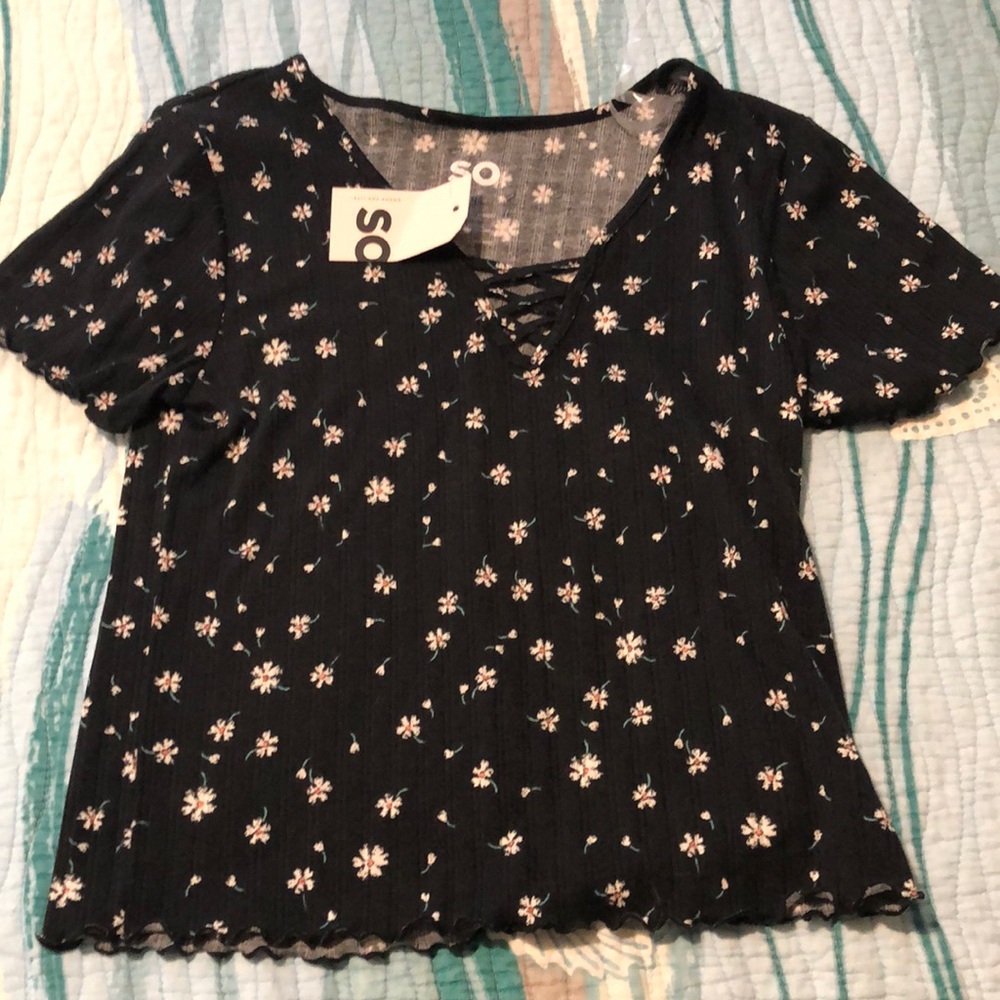 So black flowered top size med nwts